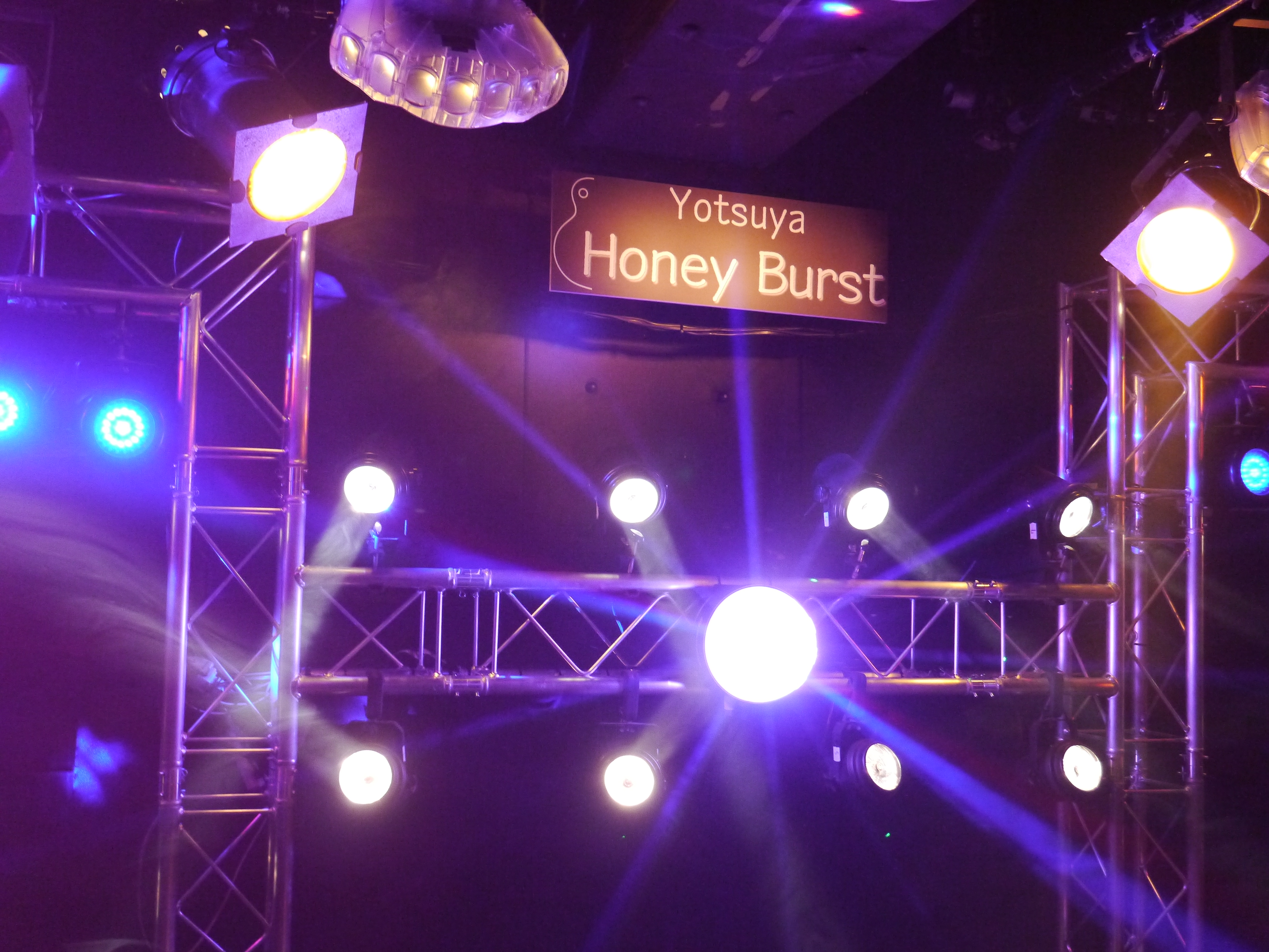 Honey Burst　ステージ